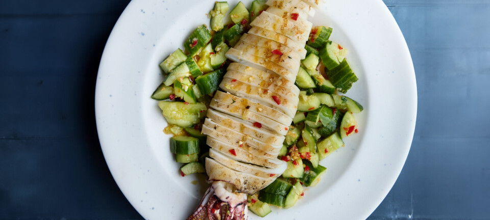 Giv pølserne en pause og smid i stedet en dansk blæksprutte på grillen. Det vil du ikke fortryde