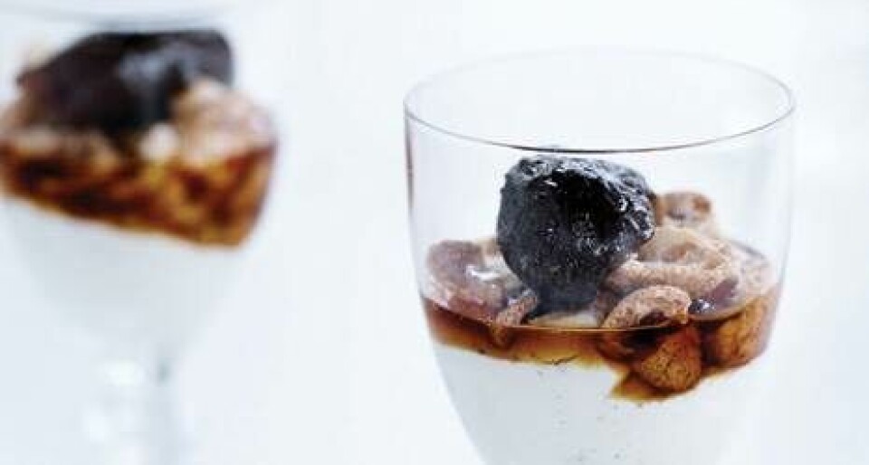Brændte figner med yoghurt, kardemomme og makroner