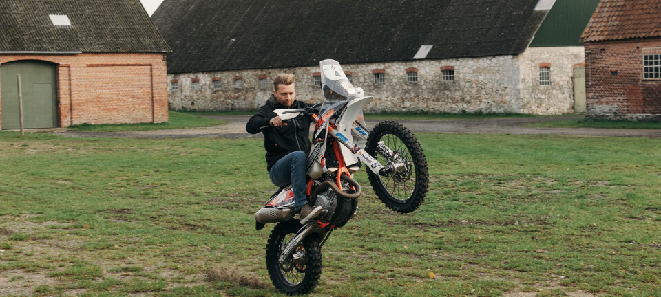 Med sin blodtype skrevet på hjelmen skal Thomas Kongshøj som den første dansker siden 2012 deltage i verdens hårdeste motorløb: ”Fejl har fatale konsekvenser, som man bliver slået ihjel af”