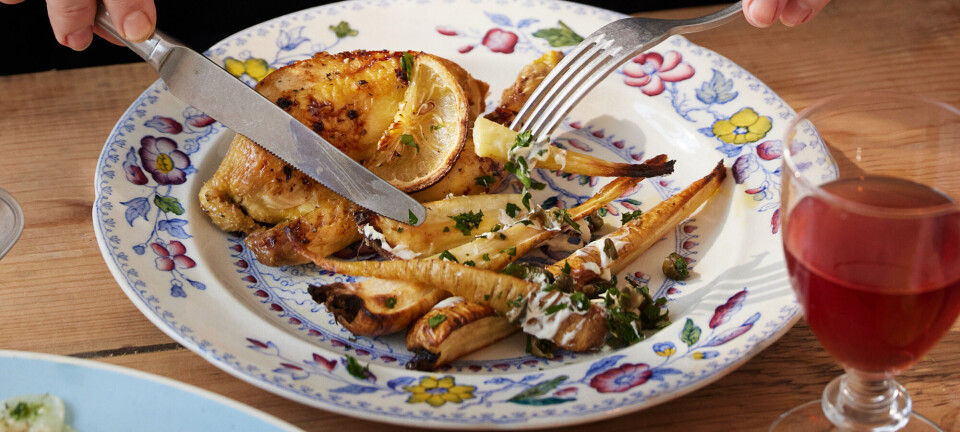 Prøv noget andet end den store lørdagskylling og servér delikate poussiner med citron, honning og ovnstegte pastinakker