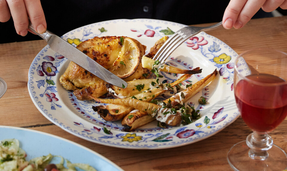 Opskrift: Poussiner med citron, honning og peber og ovnstegte pastinakker med persille og kapers