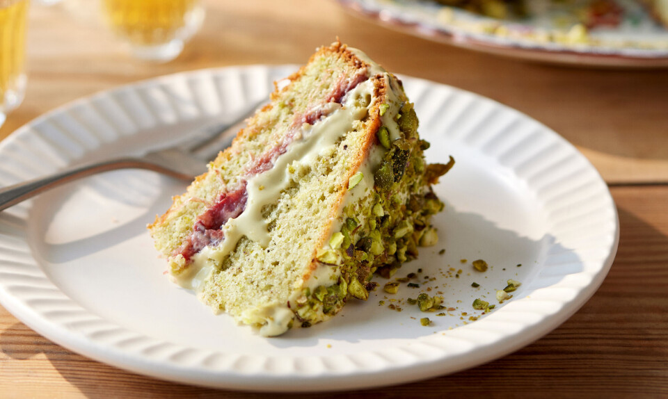 Opskrift: Pistaciekage med rabarber og mascarponecreme