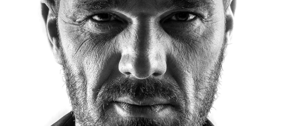 Simon Fønsbo fik en blodprop som 43-årig: ”Jeg var blevet barberet skaldet i den ene side af hovedet og lå med slanger over det hele, men sagde til alle, at jeg havde det helt fint”