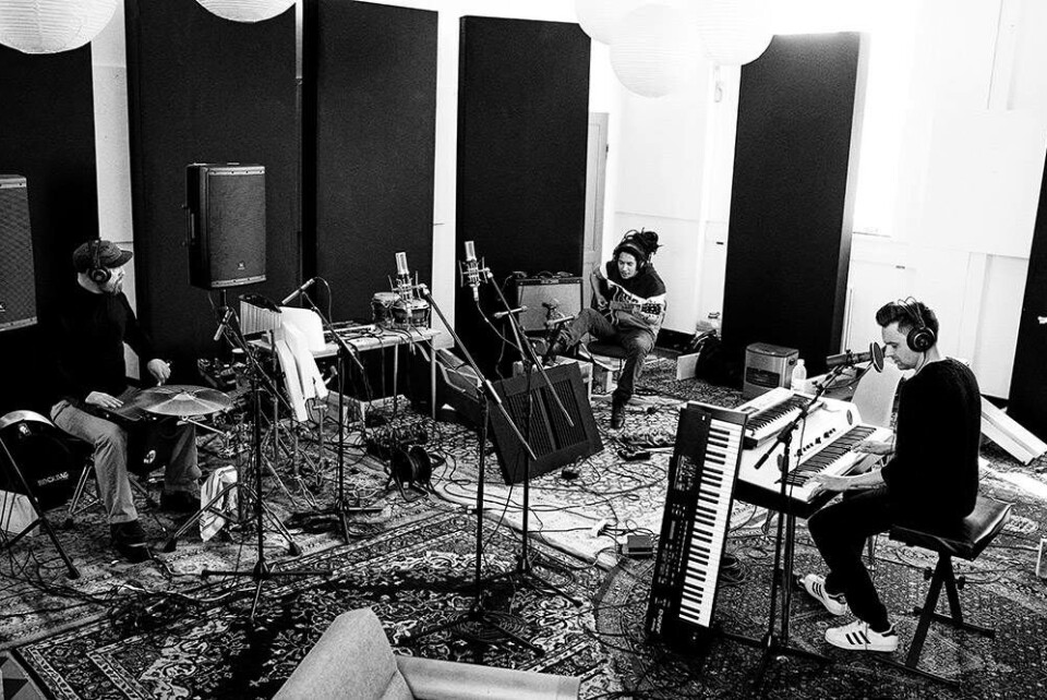 Simon Kvamm i Klitmøller: ”Det er fedt at være i kanten af noget. Her er udsigt. Et gigantisk hav, en kæmpe horisont og lille mig, der står der'