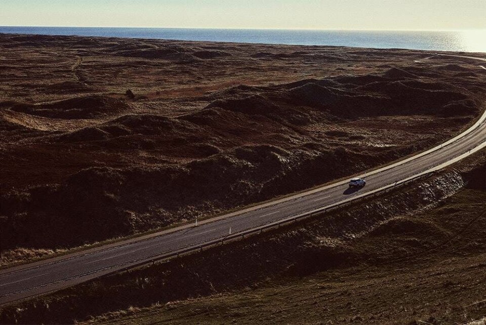 Simon Kvamm i Klitmøller: ”Det er fedt at være i kanten af noget. Her er udsigt. Et gigantisk hav, en kæmpe horisont og lille mig, der står der'