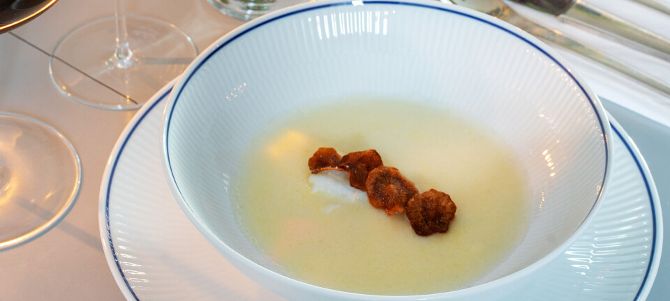 Jordskoksuppe med jomfruhummer og jordskokchips