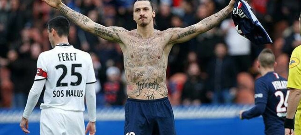 Zlatan i klædelig kampagne: 50 sultende børns navne tatoveret på kroppen
