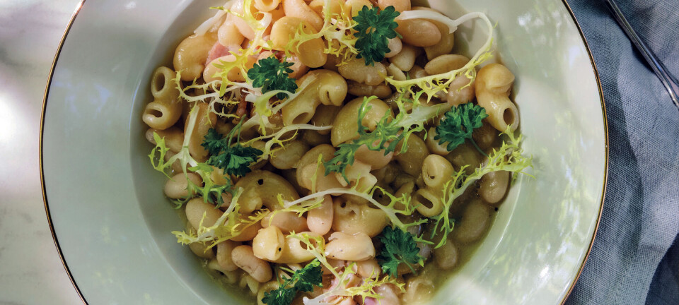 Træt af tunge pastaretter? Prøv en version med sprød bacon, møre bønner og frisk frisésalat