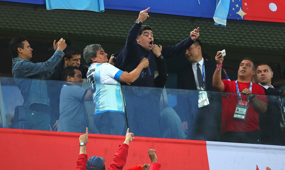 Maradona giver finger
