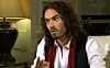 Russell Brand: Politikere er svindlere og løgnere