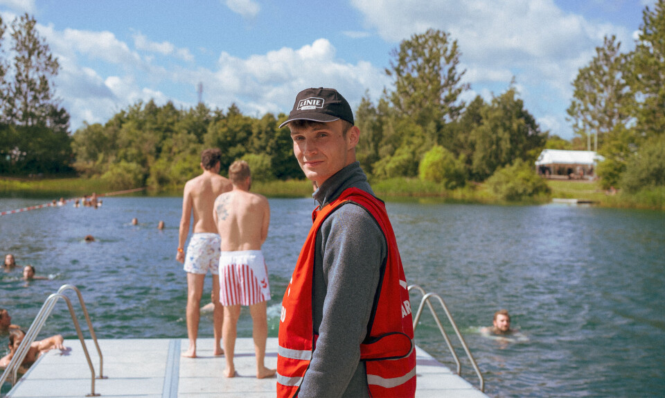 Daniel er livredder ved Badesøen på Roskilde Festival: ”På et tidspunkt kom der er en flok pirater med en båd og hoppede i vandet”