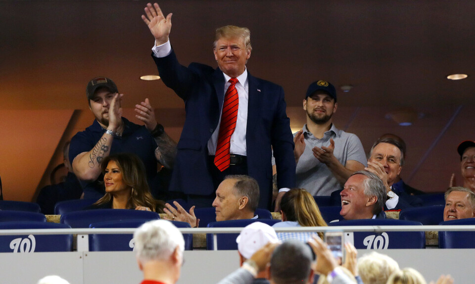 Donald Trump mødt af buhende tilskuere til baseballkamp