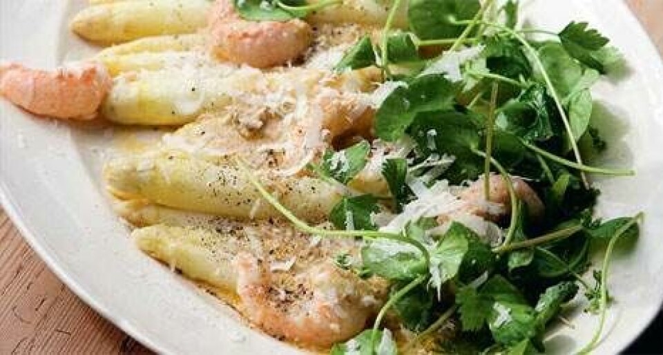 Jomfruhummer og hvide asparges med skilt hummer-smørsauce og vilde urter