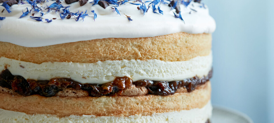 Sveskelagkage med creme og makroner