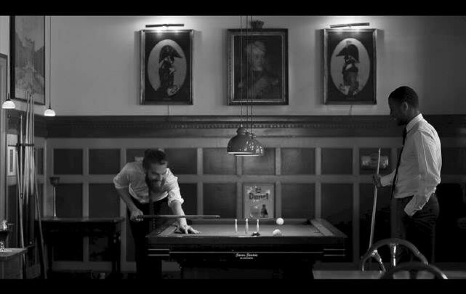 Billede 1 - Danske jakkesæt-drenge bag velklædt video