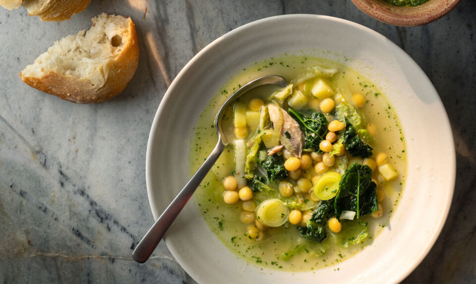Suppe med kylling, ingridærter, kål og persillepesto