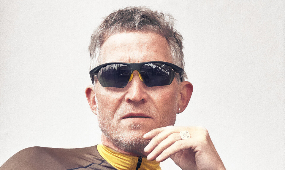 Brian Holm poserer i den nye cykelbriller, som Euroman har lavet sammen med MessyWeekend og cykeltøjfirmaet 12.16.