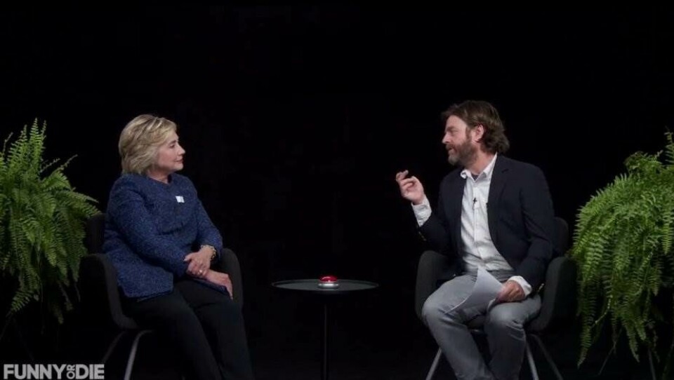 Se video: Zach Galifianakis møder Hillary Clinton i nyt genialt interview i ‘Between Two Ferns’