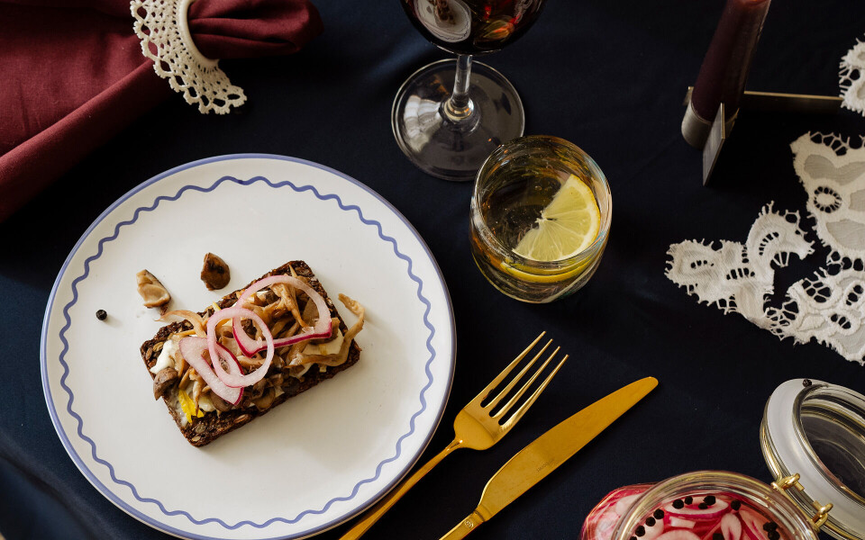 Sådan laver du smørstegte svampe med citronmayo og syltede rødløg