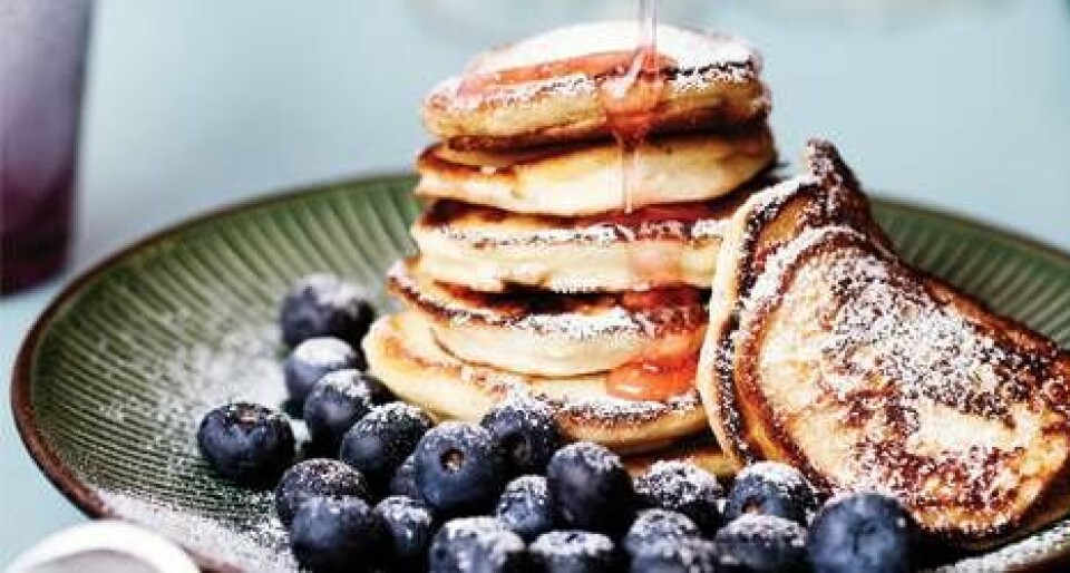 Fluffy pandekager med ricotta og rabarbersirup