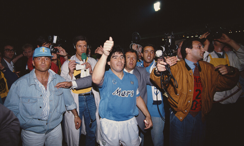 Diego Maradona blev købt som verdens dyreste fodbold fra FC Barcelona til Napoli i 1984. Ny dokumentar er lavet om fodboldikonet.