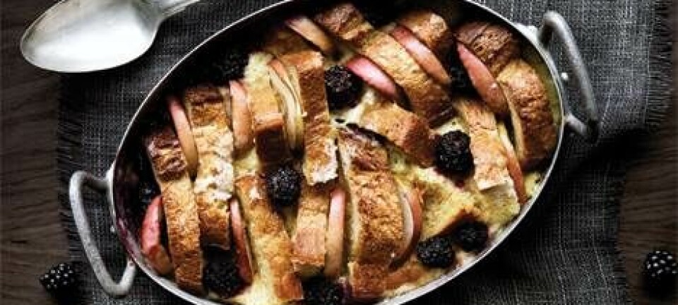 Bread and butter pudding med æble & brombær