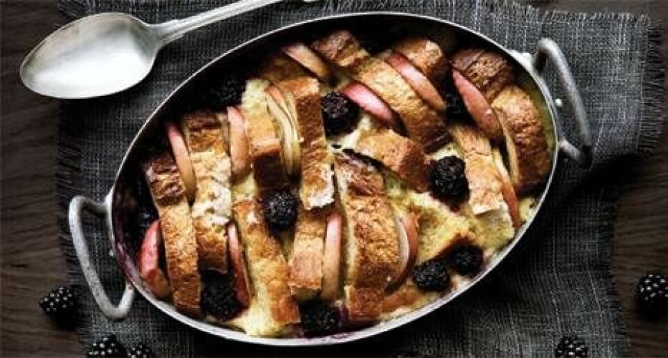 Bread and butter pudding med æble & brombær