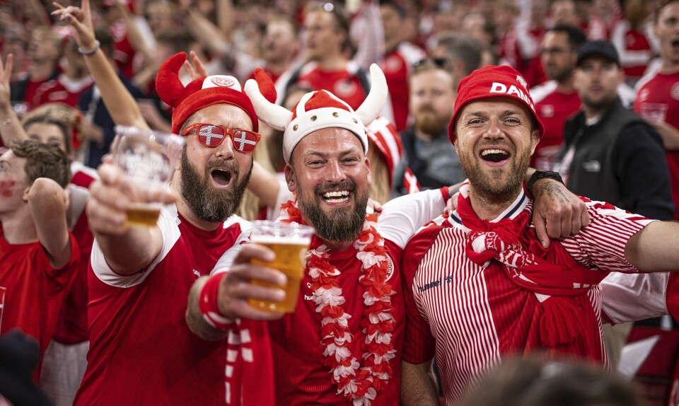 Skal de danske fans drage afsted til ørkenstaten Qatar eller blive i Danmark?