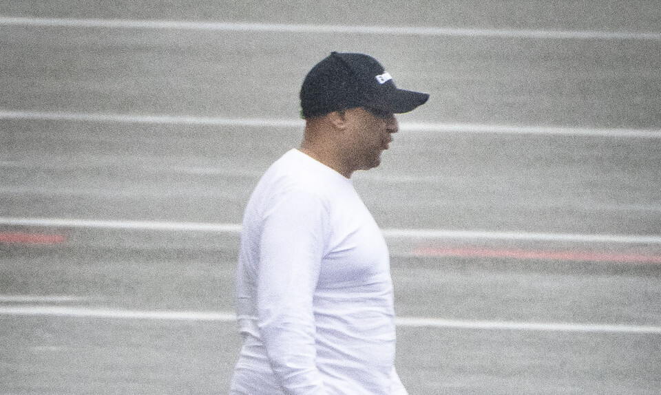 Han er tiltalt for at stjæle vores skattekroner. Nu stjæler vi hans look