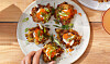 Næsten som påskesol på en tallerken: Disse latkes med jordskok, kimchi-mayo og rogn er sande forårsbebudere