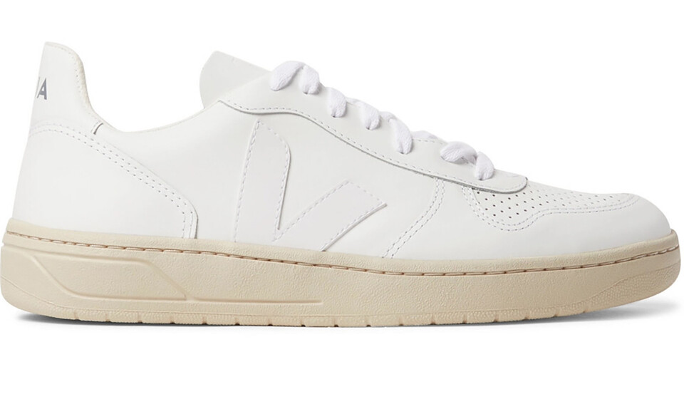 VEJA V-10 Rubber-Trimmed Leather Sneakers er blandt de hvide sneakers, som Euroman anbefaler at iføre dig af til foråret og sommeren.
