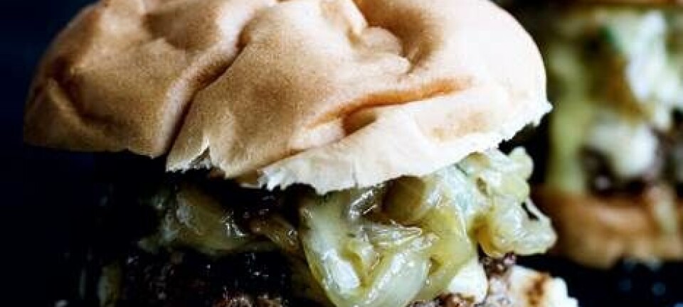 Hjemmehakket burger med rosmarin-aioli, bløde løg og comté