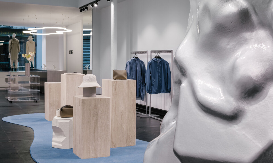 Rains åbner ny butik i Paris med kunstinstallation af Jacob Egeberg