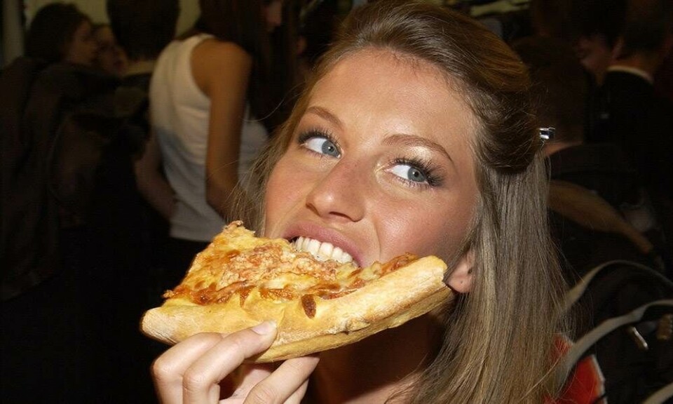 Gisele Bundchen eating a pizza