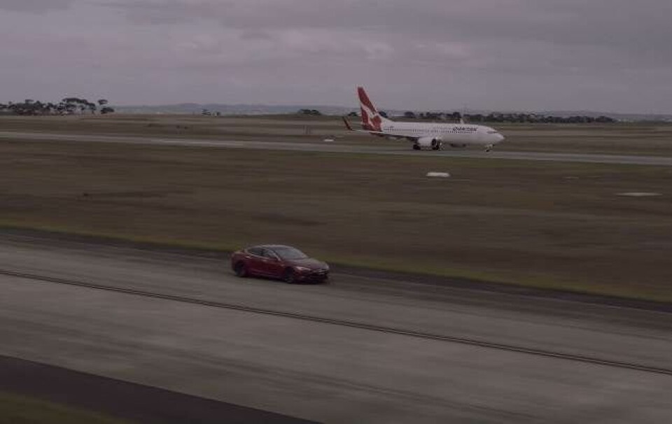 Se Tesla ræse mod passagerfly