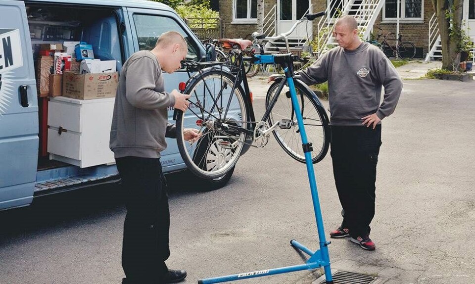 Kasper og Mikkel rykker ud og pumper liv i din døde cykel