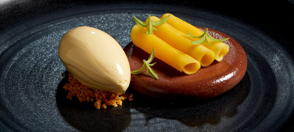 Opskrift: Passionsfrugtsorbet med cremeux-fyldte mangoruller og mørk chokolademousse
