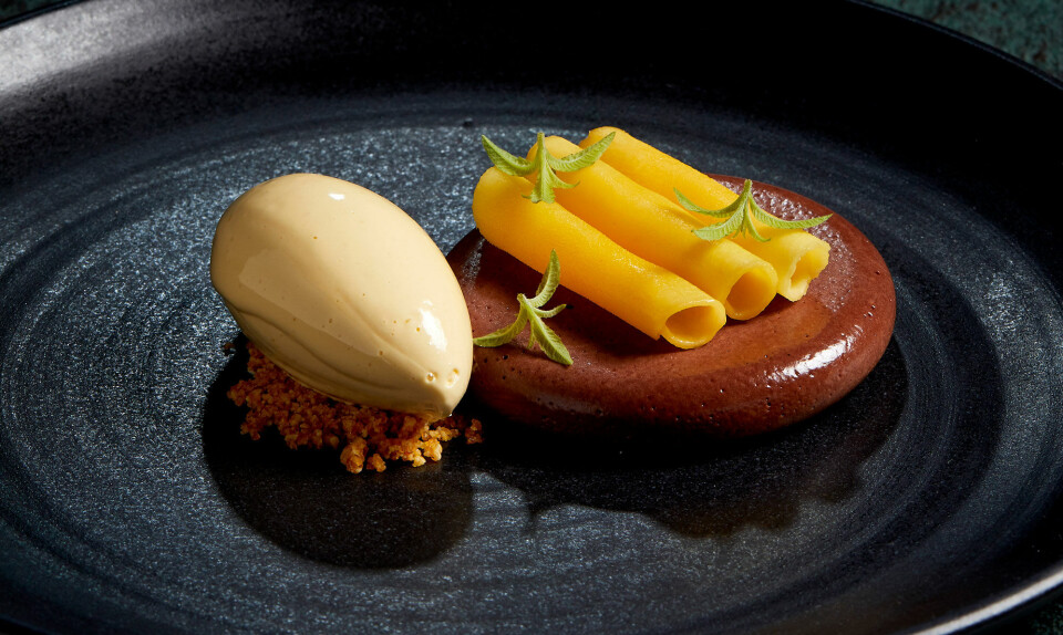 Opskrift: Passionsfrugtsorbet med cremeux-fyldte mangoruller og mørk chokolademousse