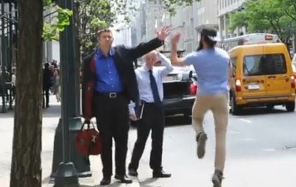 Video: Entusiastisk mand highfiver New Yorkere