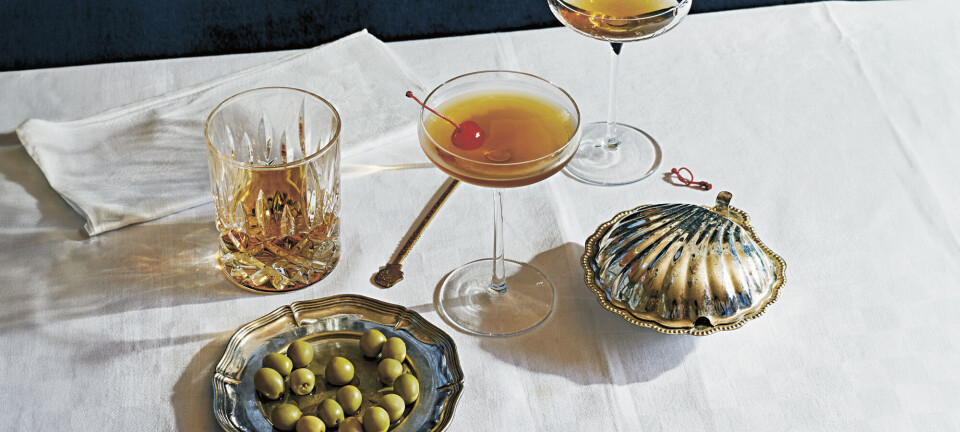 Gå klassisk til værks i cocktailbaren: Sådan laver du den perfekte Manhattan