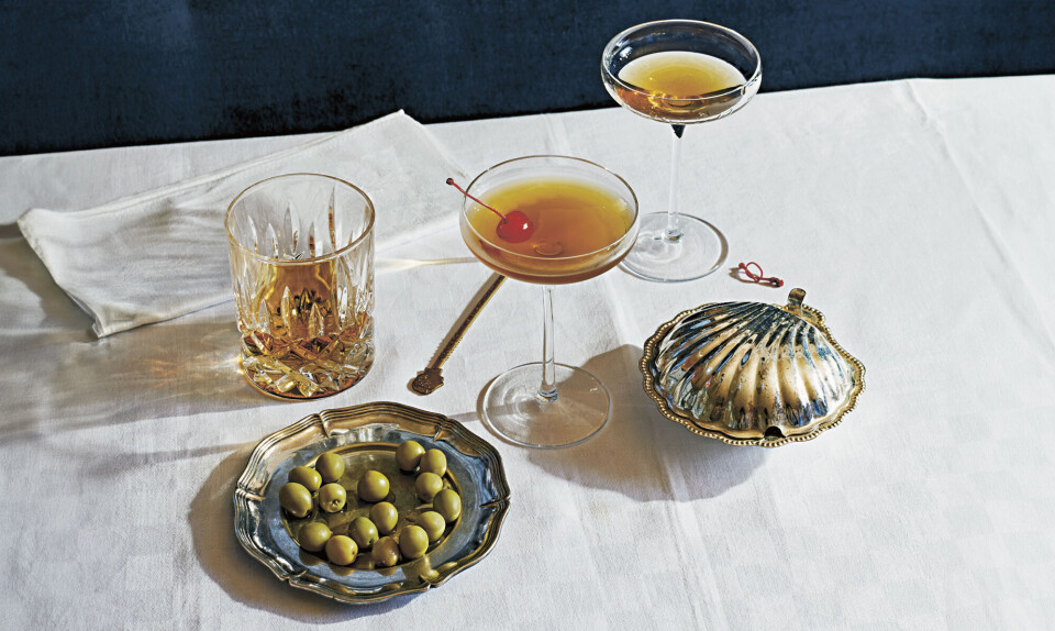 Gå klassisk til værks i cocktailbaren: Sådan laver du den perfekte Manhattan
