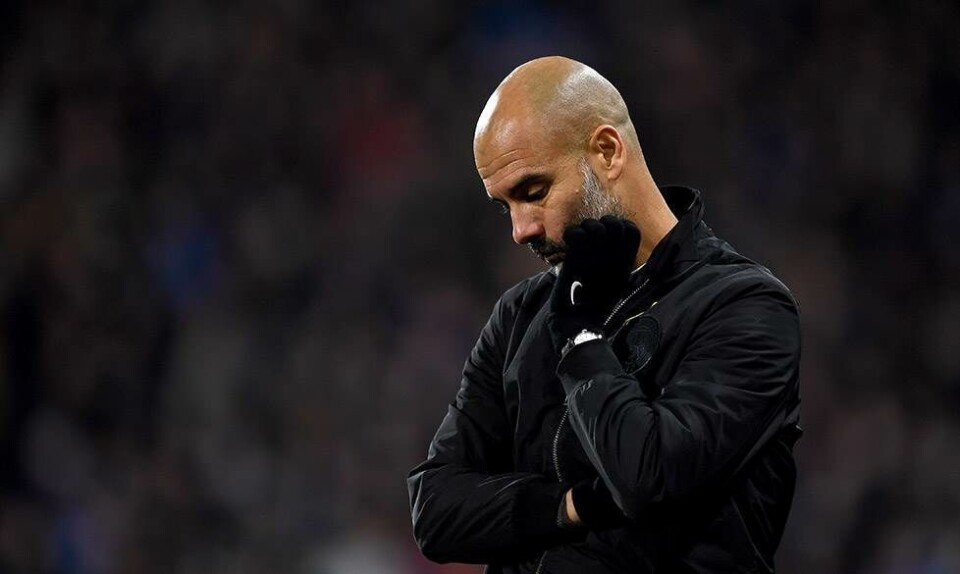Fra gentleman til hooligan: Her er Pep Guardiolas stiludvikling i 16 billeder Guardiola smider slipset