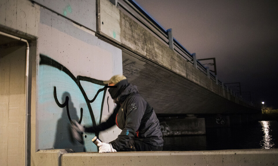 Far om dagen, graffitimaler om natten: 'Det er ligesom swingerklubben. Vi knalder bare byen'