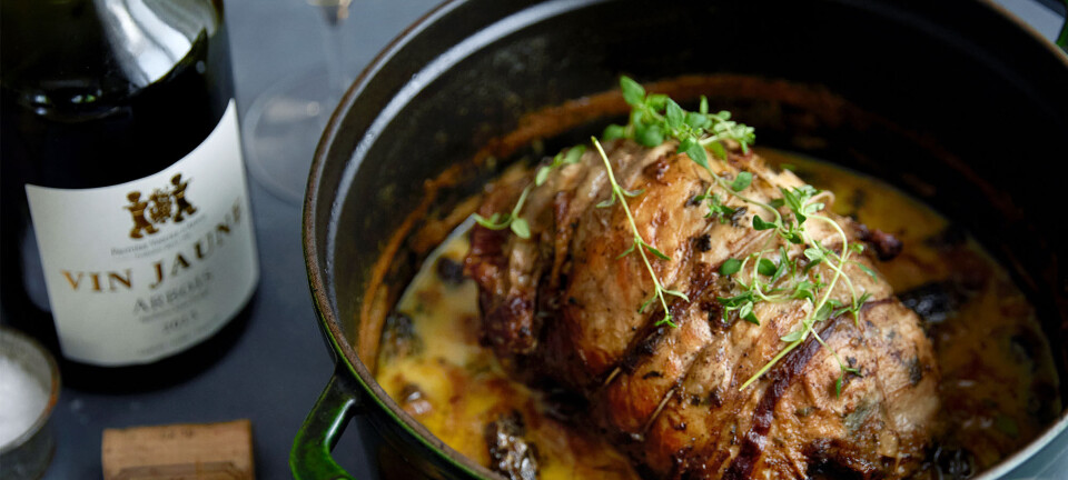 Opskrift: Sådan laver du skinkesteg med vin jaune, æbler og morkler