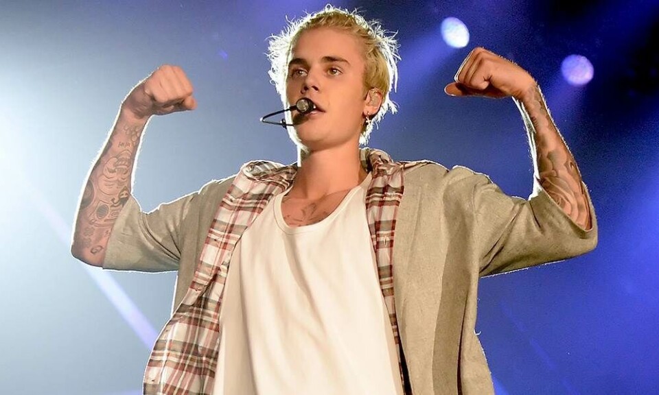 Justin Bieber slår fan