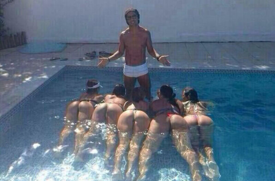Ronaldinho med bikini-babes