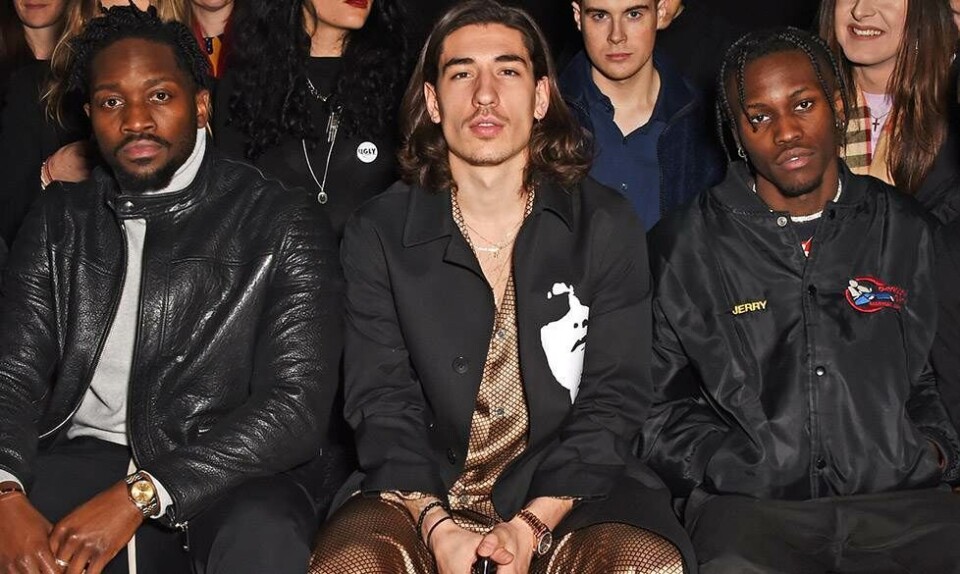 Hector Bellerin mødte op til Londons modeuge iført en kvindepyjamas