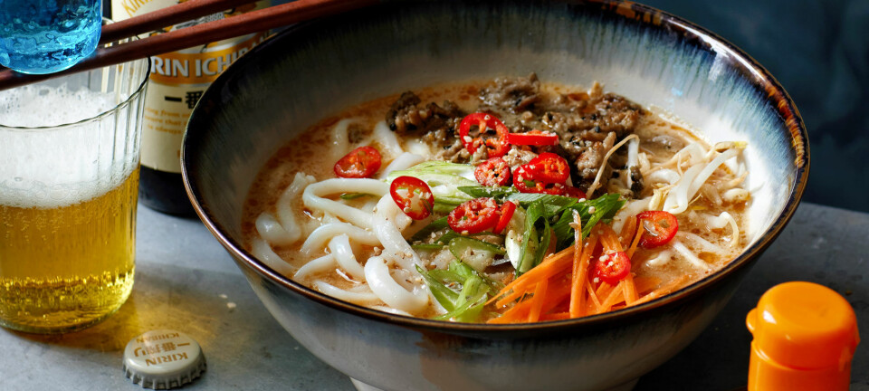 Opskrift: Cremet misoramen med hakket svin og udon-nudler