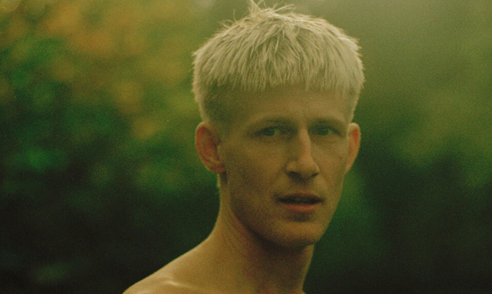 ”Hun er som sanger og performer helt oppe på højde med Ariana Grande og som sangskriver på niveau med Taylor Swift”