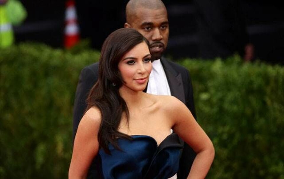 Se tabloidavis’ sarkastiske dækning af Kanye og Kims bryllup